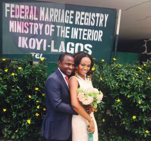 Olufemi married his hearthrob yesterday 6 th February at the Ikoye registry. More pics from the wedding after the cut...