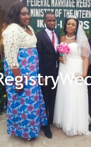 Couple wit Bride's sister
