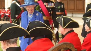 Queen Elizabeth meets Chelsea pensioners