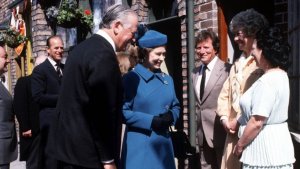 Queen Elizabeth visit Coronation street in 1982