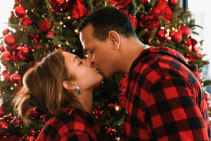 Jennifer Lopez and Alex Rodriguez kissing